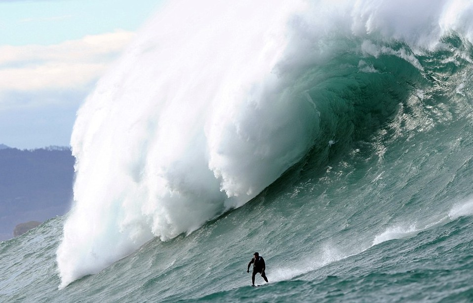 與20米高巨浪嬉戲！神勇弄潮兒沖浪場面超震撼