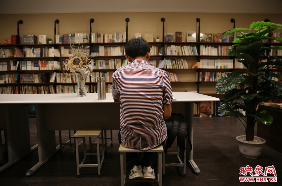 5月23日晚，鄭州一家24小時（周五、周六）書店營業(yè)。慕名而來的客人在看書。