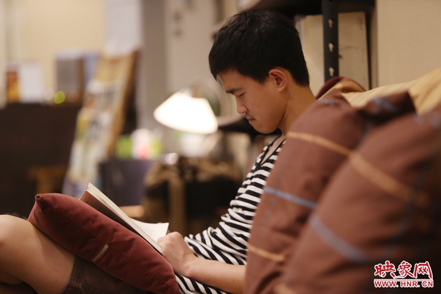 徐浩然，24歲，圖書編輯：在書店看紙質(zhì)書，意境會更深一些。