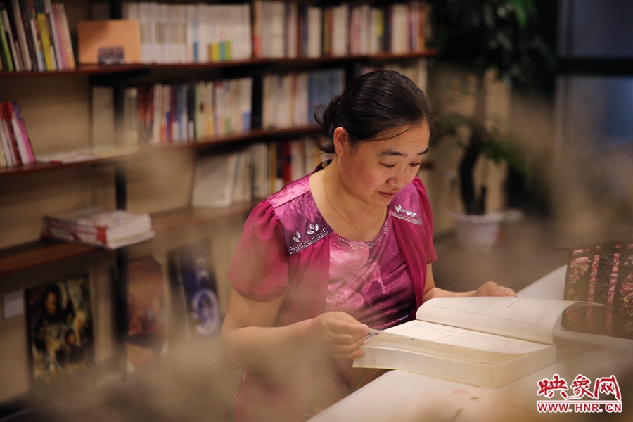 王艷、44歲，某醫(yī)院醫(yī)生：白天沒有時間，晚上帶小孩來這里培養(yǎng)她們的讀書習慣。