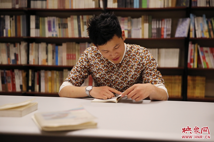 李恒，26歲，私營業(yè)主：喜歡撫摸紙質(zhì)書的感覺。