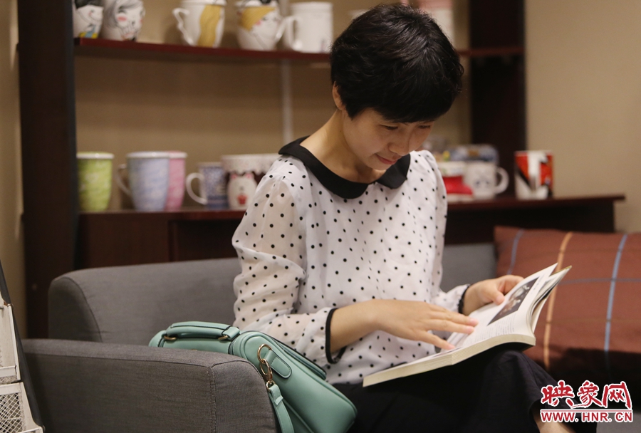 毛韶華，年齡保密，文字工作者：紙質(zhì)書是營養(yǎng)餐，電子書是快餐。