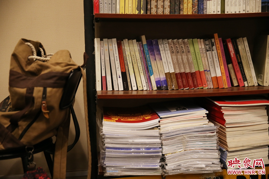 放下背包，捧起一本喜愛的書，生活的另一種方式。