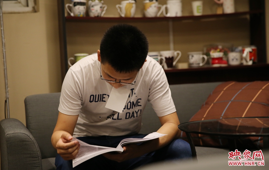 楊栗，22歲，某大學大三學生：喜歡這種看書的環(huán)境。