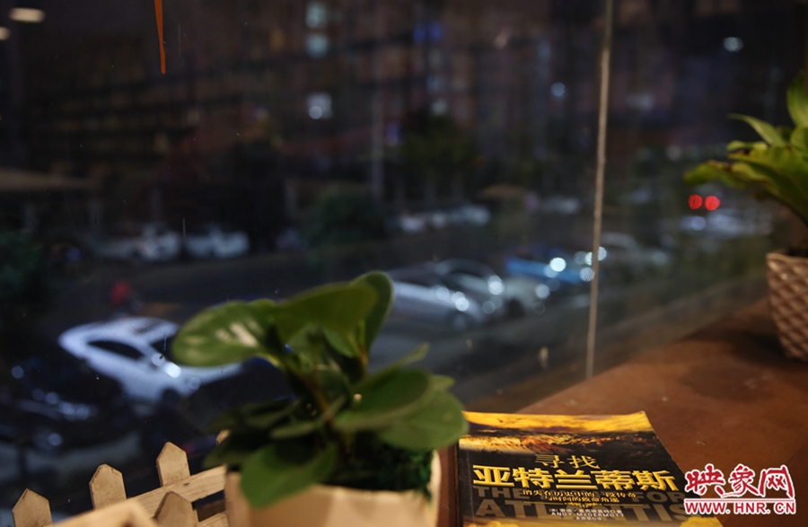 一扇窗，將喧鬧與寧靜分割。