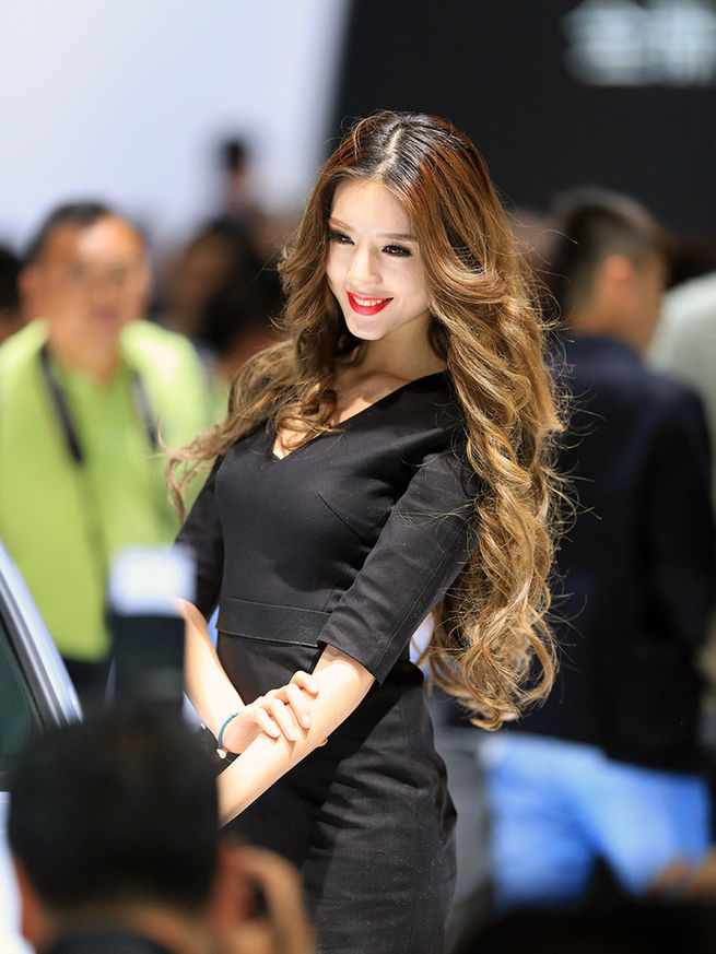 2014成都車(chē)展最美車(chē)模出爐 酥胸、長(zhǎng)腿、美背