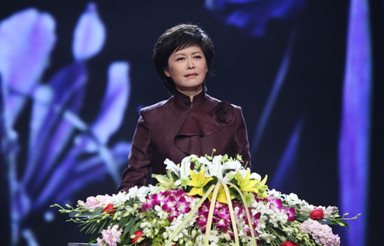 主持人敬一丹。