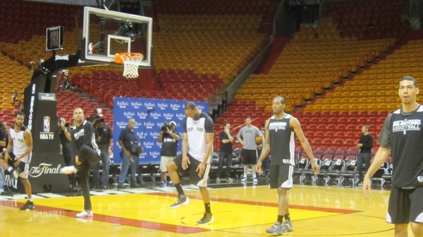 馬刺備戰(zhàn)對陣熱火的第一場總決賽比賽之前，麥蒂亮相訓練場，受到媒體狂熱追捧，在馬刺球員中風頭最勁，他也