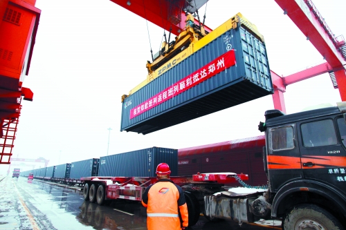 8日,帶回41集裝箱汽車原配件、動車高鐵鋼板、高檔飲料