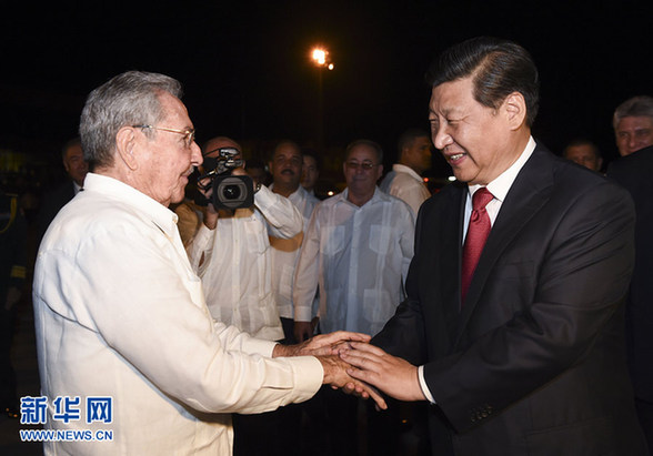 這是古巴國務(wù)委員會主席兼部長會議主席勞爾·卡斯特羅到機場為習(xí)近平送行。